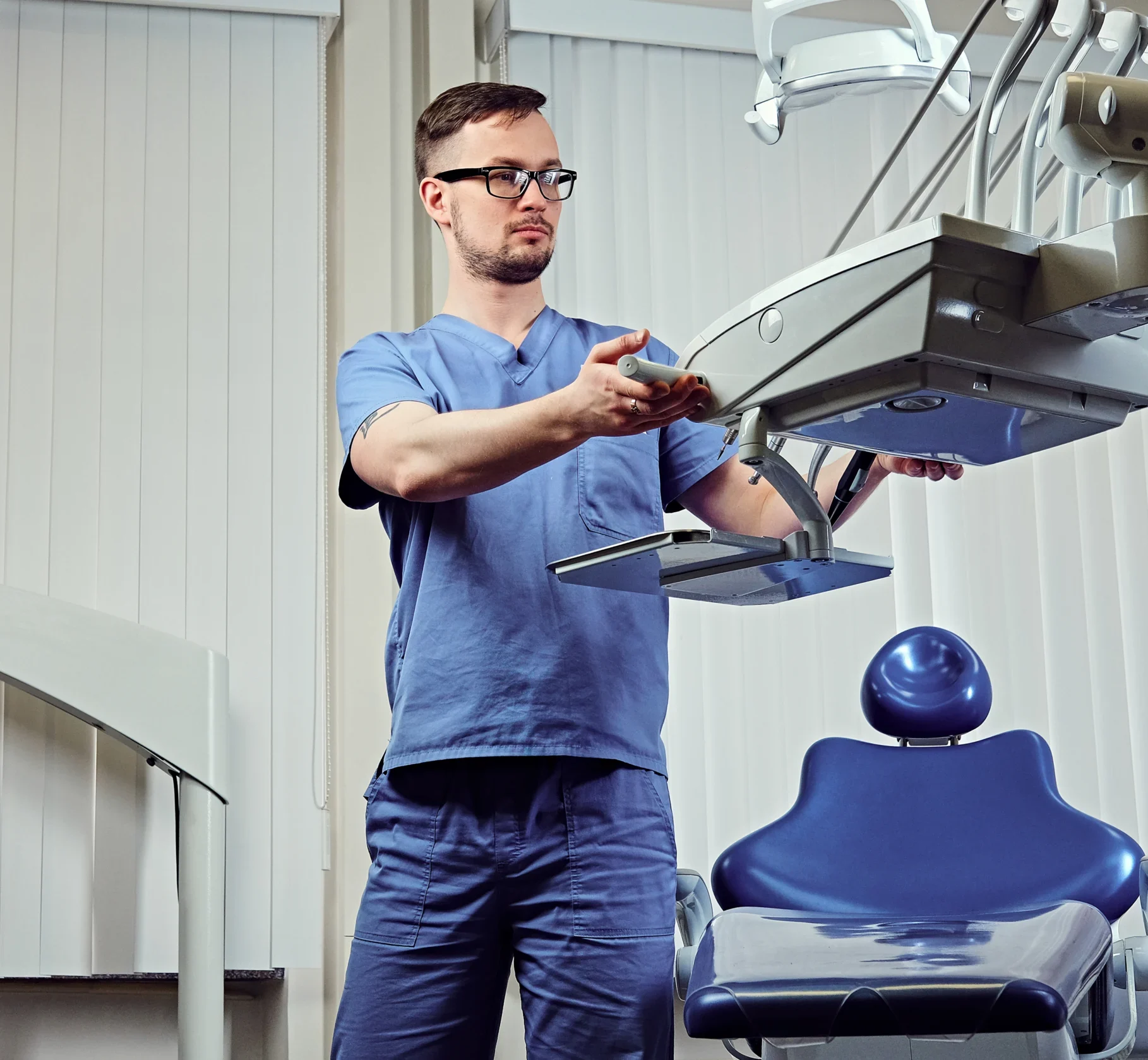 male-dentist-room-with-medical-equipment-backgnd